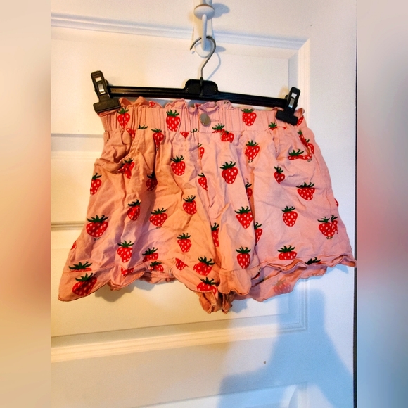 🍓 Pink Strawberry shorts 🍓 - Picture 1 of 3